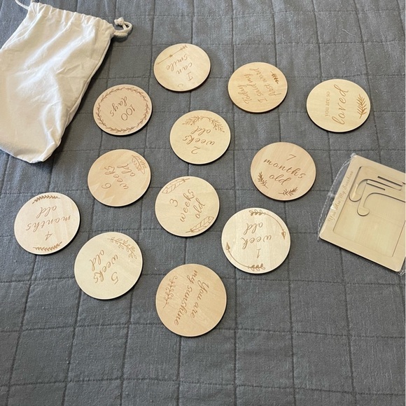 Milestone wooden circles full set with extra frame included - Picture 3 of 3